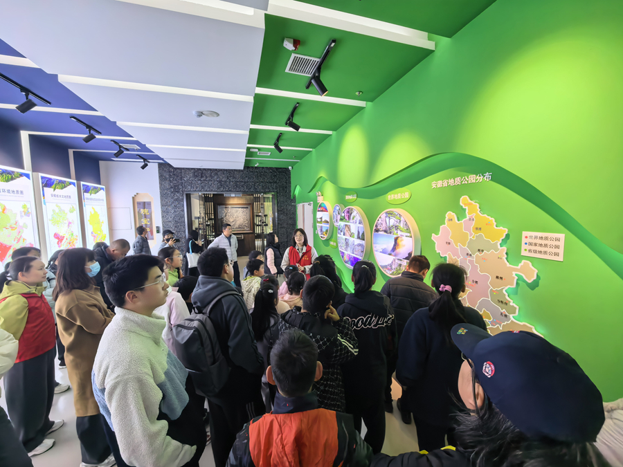 1774237035458380.jpg 参观科普馆-s_副本.jpg